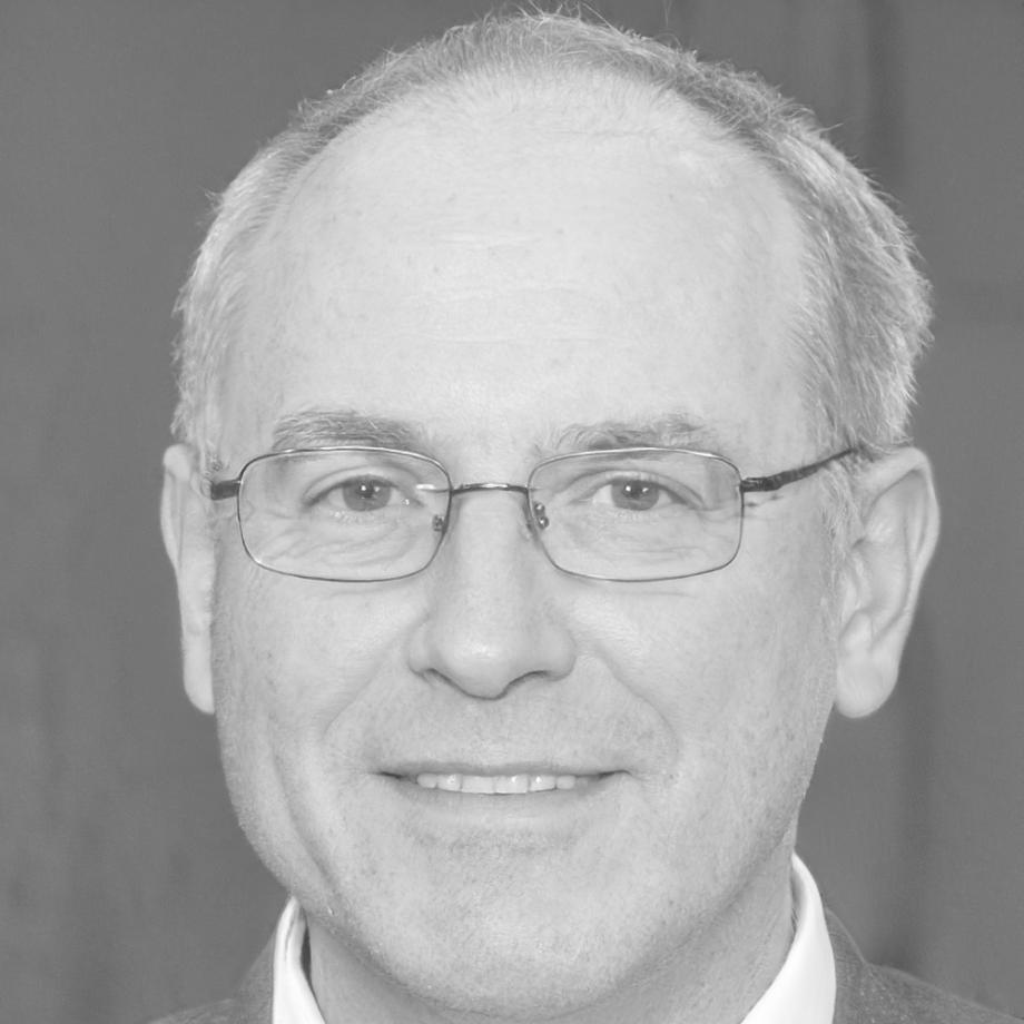 Retrato profissional de Henrique Valdez